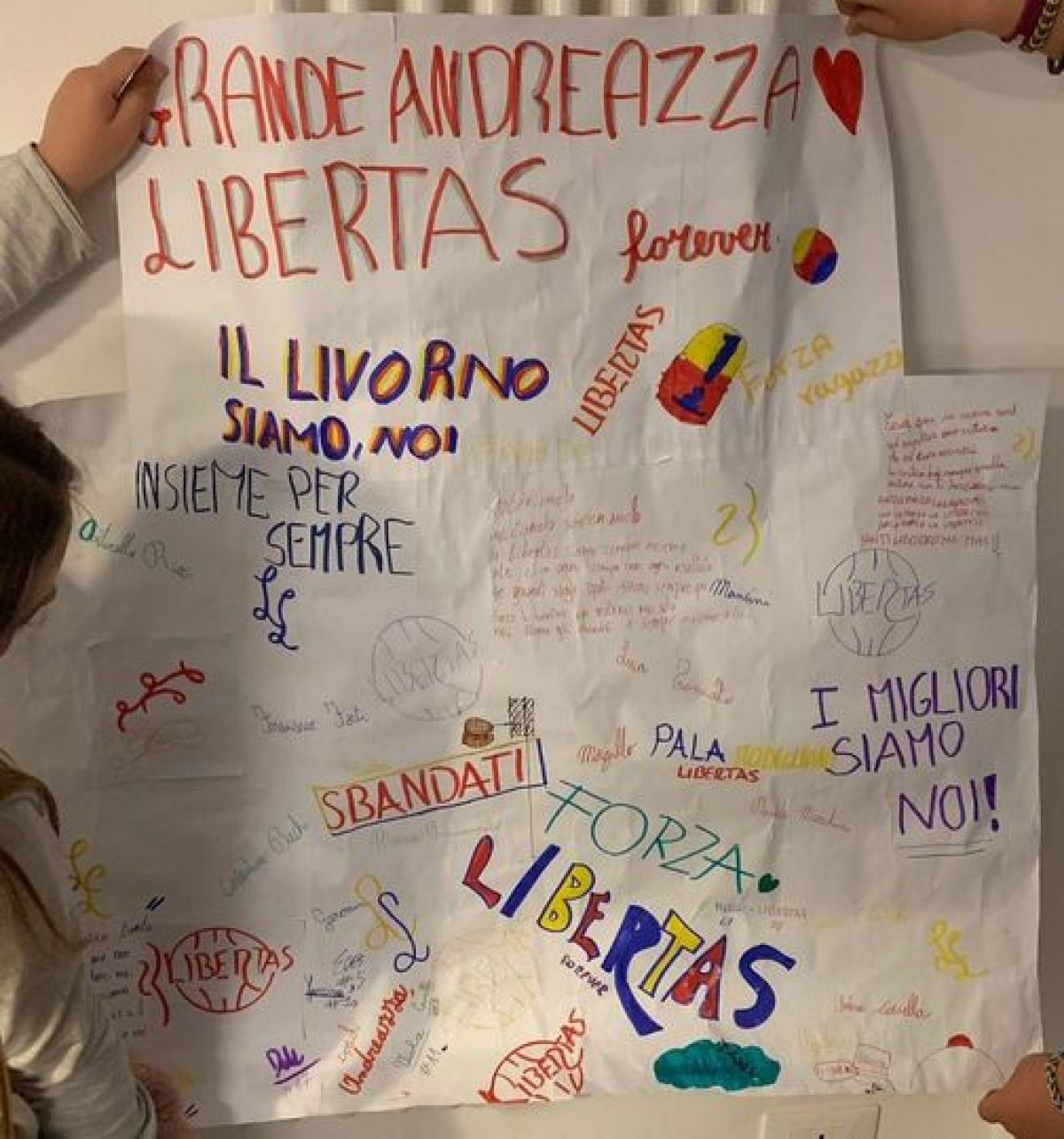 QUATTRO BABY TIFOSI AL FIANCO DELLA LIBERTAS CON UN 'POSTER' DOLCE, MA GRINTOSO