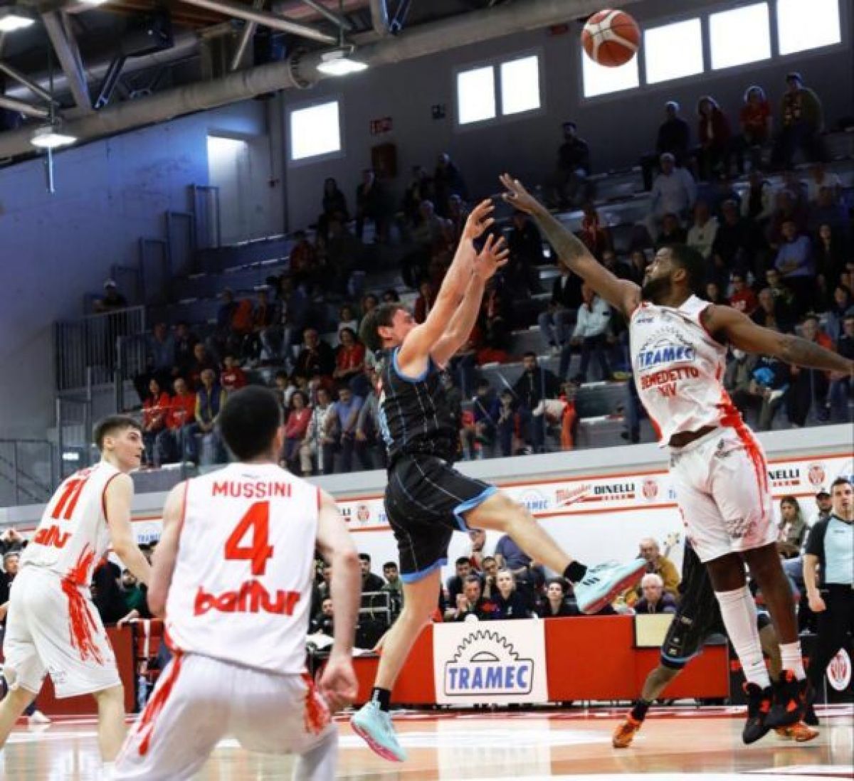 Vanoli Cremona vince 79-82 a Cento con un canestro di Lacey sulla sirena